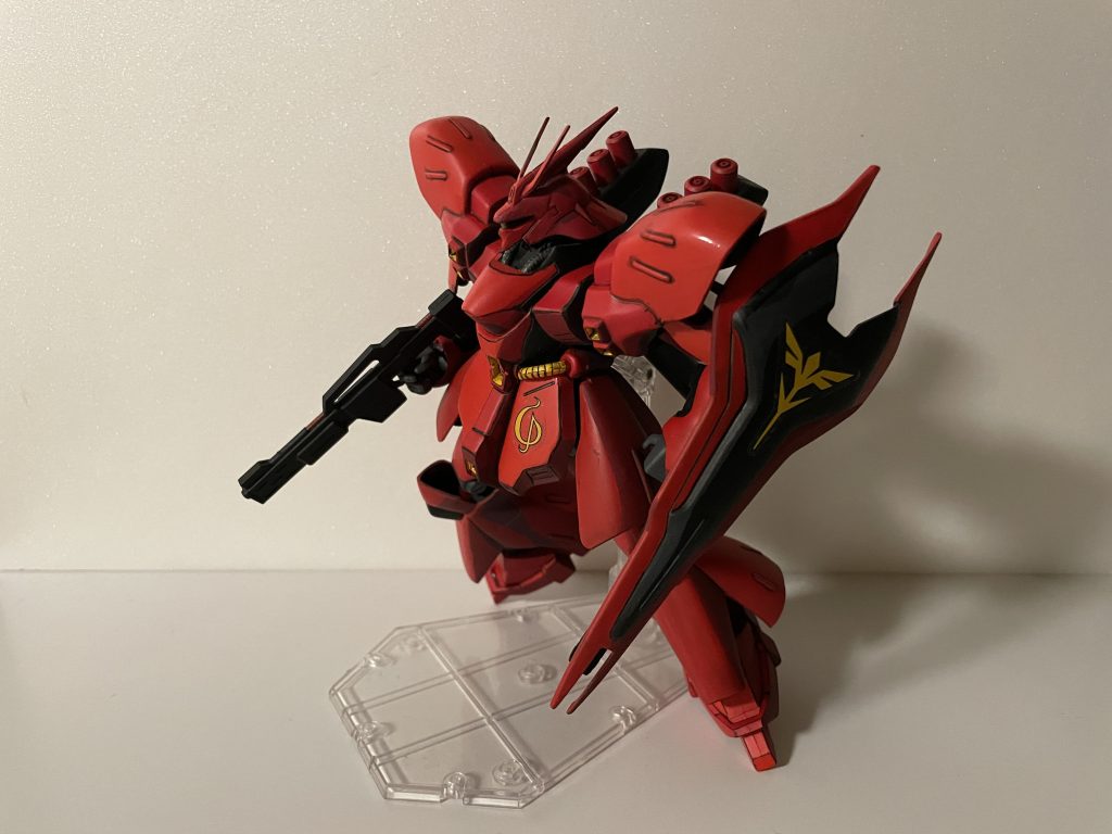 可動は期待できません。劇中ではνガンダムとの殴り合い以外さほど動いてるイメージもないので全然気になりません。