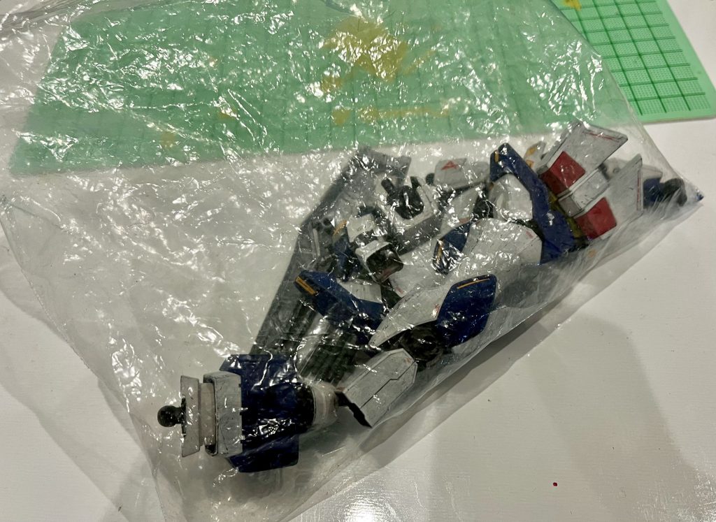 画像だと分かりにくいですが、塗装剥がれを表現するためにジップロックにパーツを入れてシェイクしています。