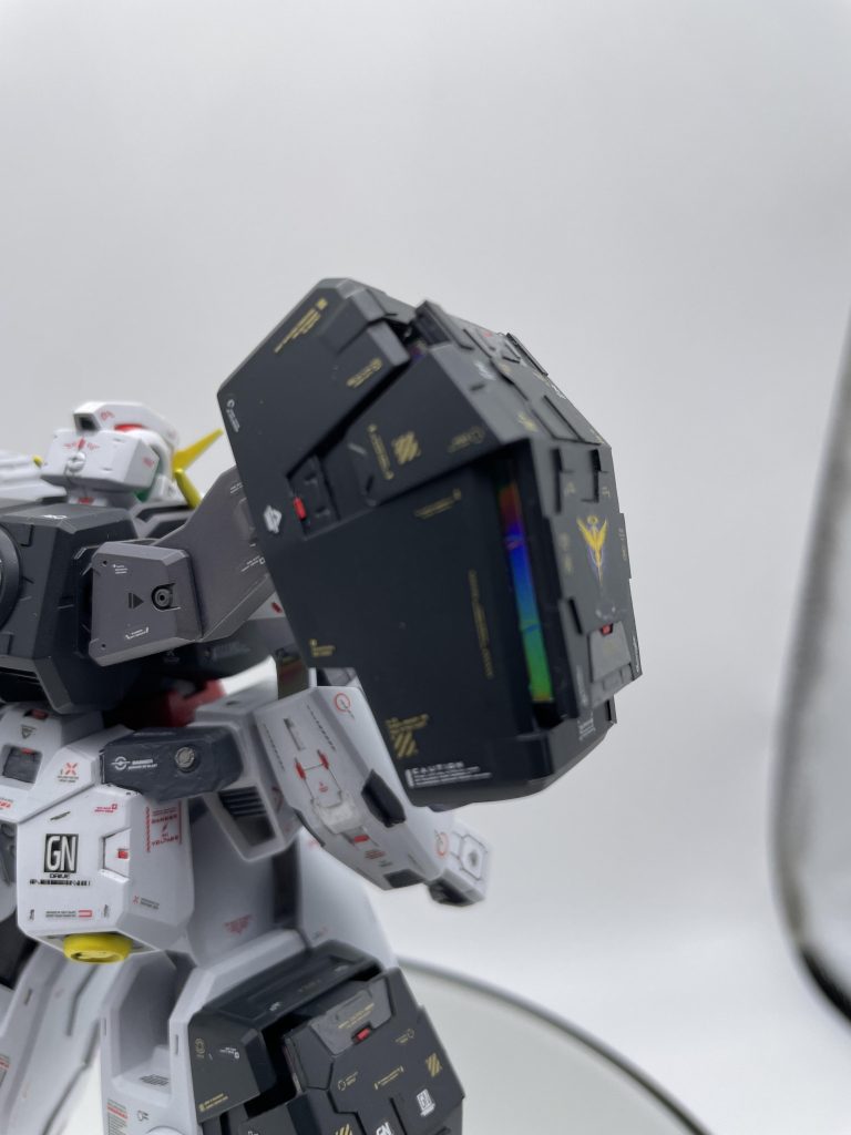 前の写真でもチラッと出ていましたが、GNフィールド内部にホログラムシートを仕込んであります。ダークグレーにキラッと光るホログラムがいい感じのアクセントになっていてお気に入りです。