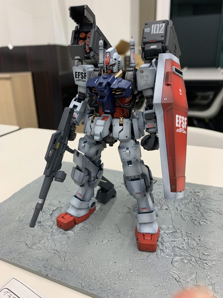 武装の一つとしてミサイルポッドもつけました。