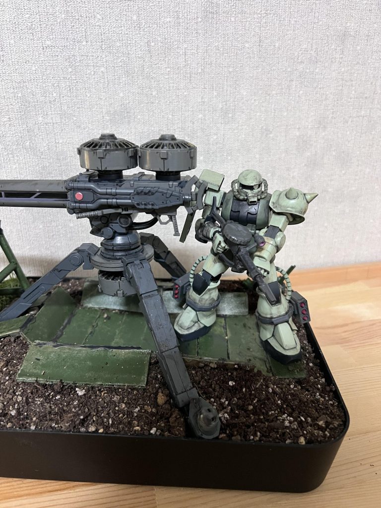 一応持ち替えもできます。作ってみて思いましたがもっと大きく作らないと臨場感が出ないなと思いました。次はもっと大きく作って小隊規模でジオラマ作れたらと思います。