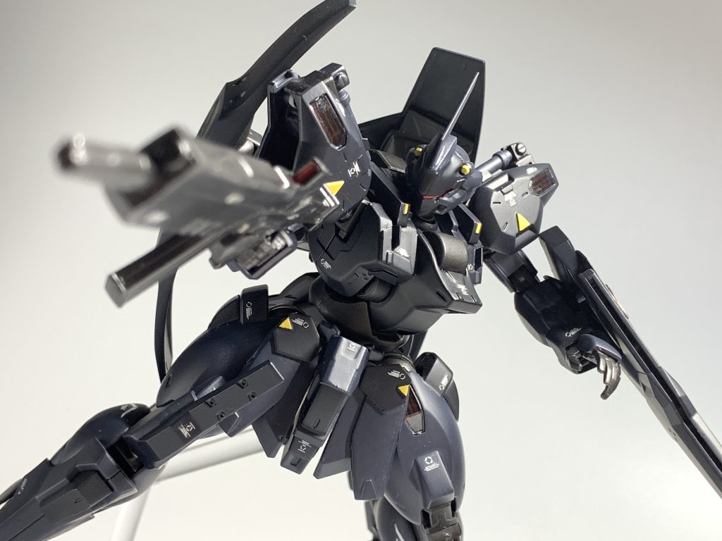 メイン射撃兵装となるビームライフル。ジェターク社次世代主力製品MSによる使用を想定し開発が進められていた新型ビームライフル。現行主力製品であるディランザ用ビームライフルよりも大型であり、出力・射程共に大幅に向上している他、モード切り替えによりバースト射撃も可能。ビームサーベルの展開機構は廃止され、その分射撃武装としてリソースを割いた形となっている