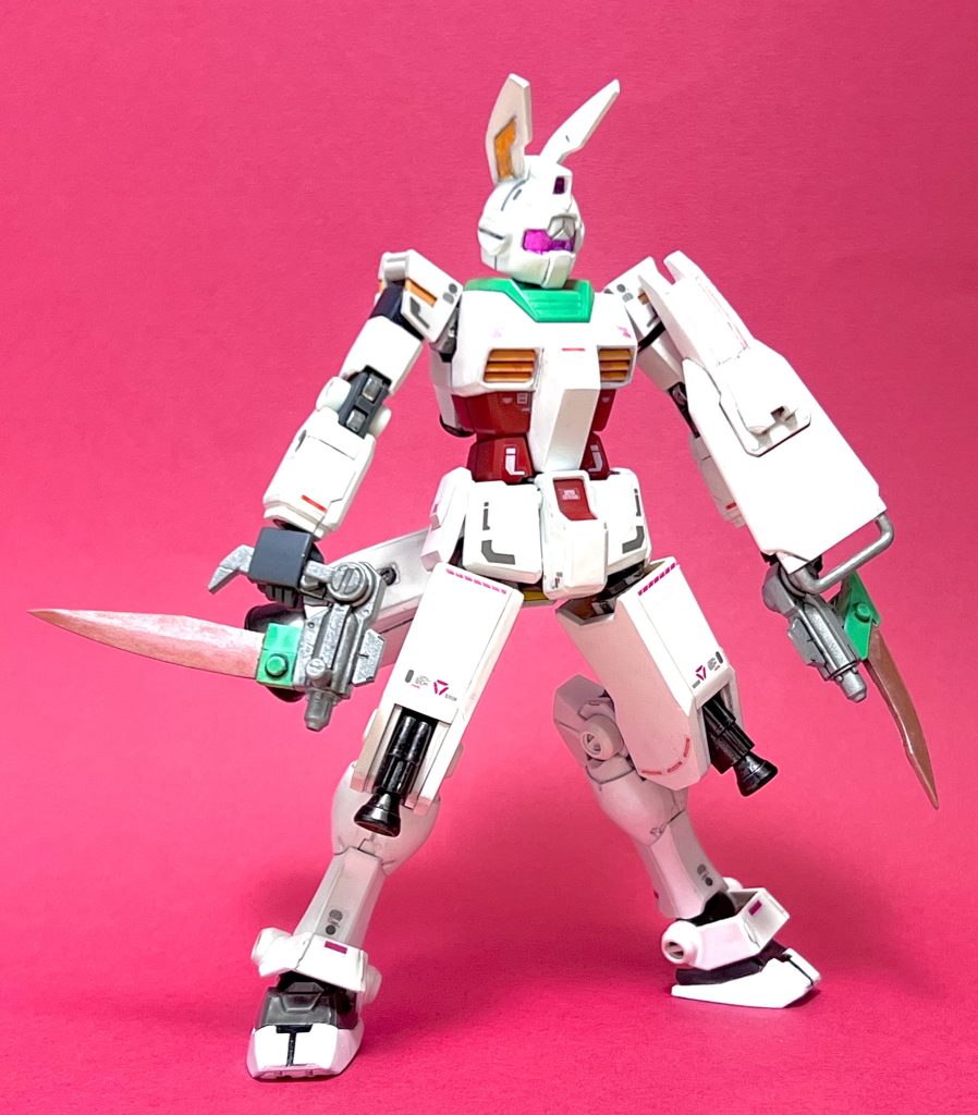 ▲フル装備デカールはMGガンダムver3.0に付属するテトロンシールを切り貼りしています。頭部センサー類は100円ショップのラピーテープを貼りました。赤目にすると強キャラ感が出て良いですね!