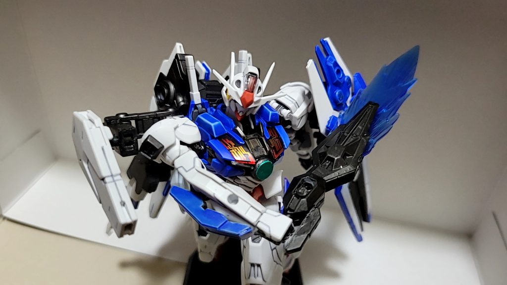 グリップは可動式でライフルモードの時のストックが、ソードモードではナックルガードになります。