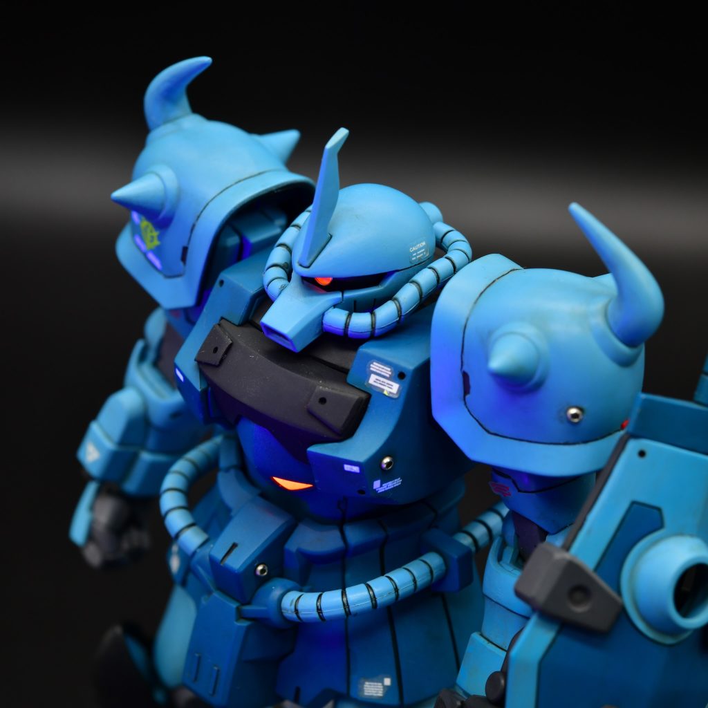 ヘルメットは接合面を斜めに削って、少し目つきを悪くしています。