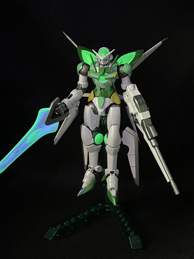 クリアパーツが多い機体なので、光らせると映えますね。