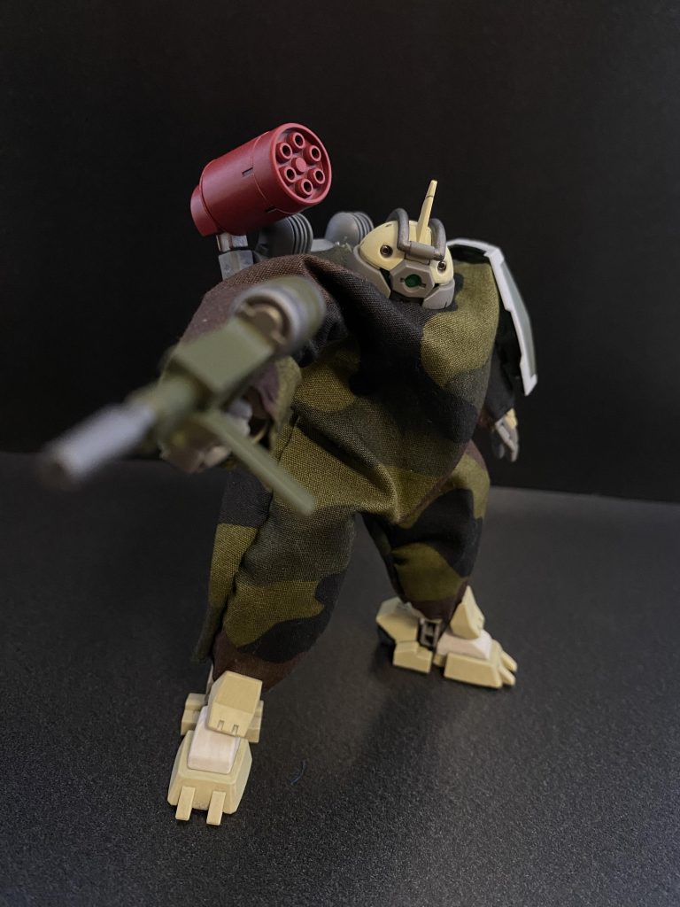 　従来のチュチュ専用デミトレーナーでは、大型ビームライフルの為、大型のバックパックを装備していたが、装備構成の変更に伴ない小型の物が装備されている。最大出力こそ低下しているものの、機体自体の軽量化により、高い機動性能はそのままとなっている。