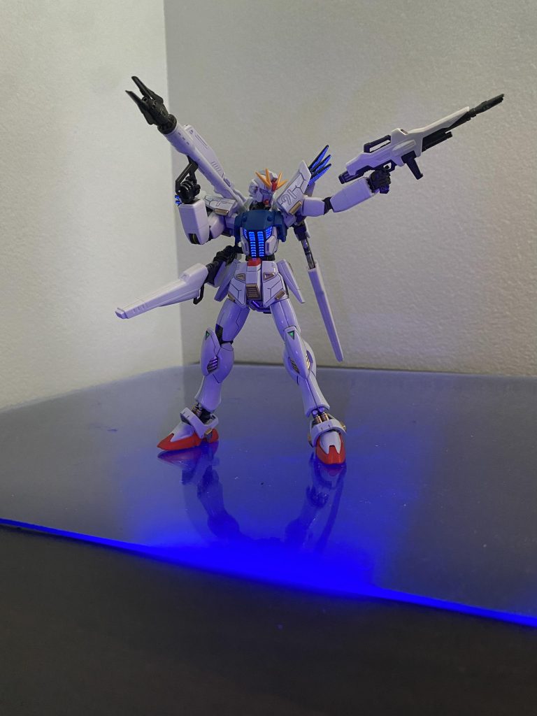 今回の制作で、エナメルの蛍光塗料は、下地の色にほぼ影響を与えずに、発光させる事が出来る。という事が分かりました。写真のように、金色を青く光らせたりする事ができます。