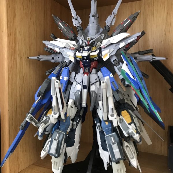 最強のプロヴィデンスガンダムを目指して製作中。今まであまりやってこなかったプラ板ディテールアップやスジ彫り追加などに挑戦してます（3枚目）