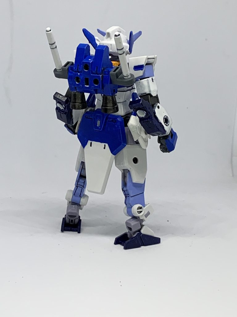 前後ショット。ベースはコアガンダム。個人的にシンプルなので初期コアガンダムの方が好き。フェイスにはウイングゼロ炎カスタムキットから一部パーツを貼り付けてます。腕は30MMフォレスティエリで前腕部に同じく30MMのエスポジットのサイドアーマーを装備。このお陰でスピナティオ系列の腕アーマーも無理なく装着可能。腰はフリーダムでサイドに30MSのヘビーアーマーのパーツを使用。バックパックもフォレスティエリ。手首はコトブキヤのノーマルハンド2020。その内ネオも買う。