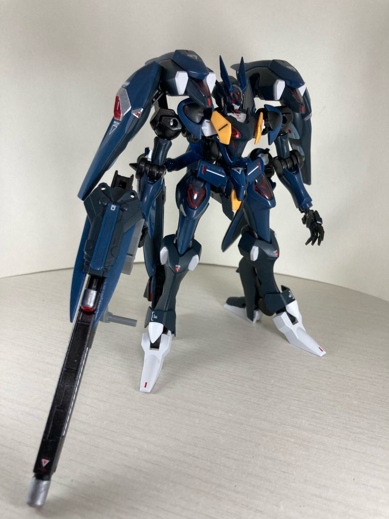外見はファラクトとほとんど変わらない。シェルユニットが増設されスコアを上げないとまともに動かすことが出来ず、強化人士でも一度乗るのが限界。