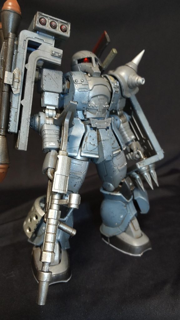 右肩はシールドを二重にし、シュツルムファウストとミサイルポッドを装備