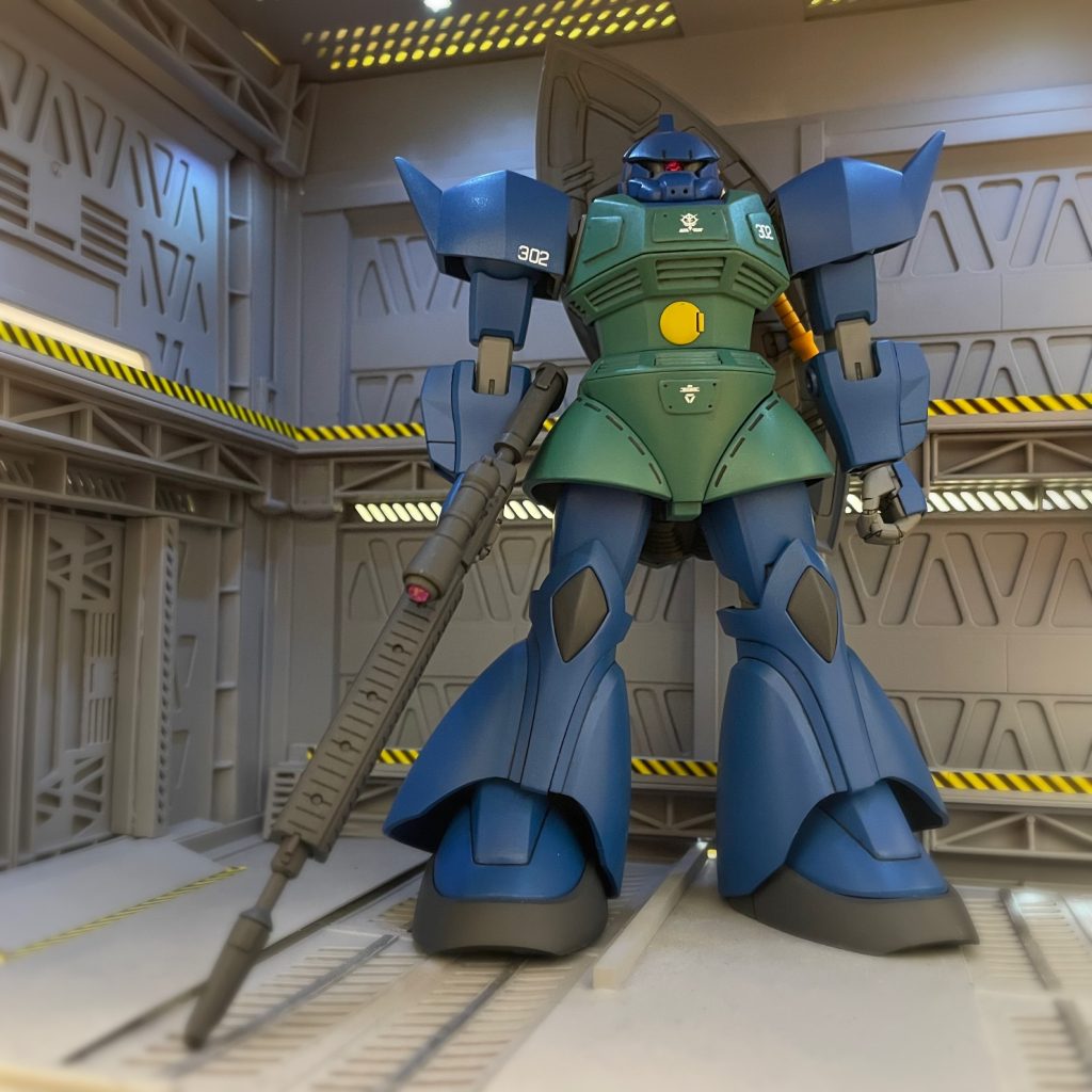 試作型ビームライフルはシステムウェポンキットから調達合わせ目消し・後ハメ加工と一部ディテールアップしてあります胴を伸ばしてディテールアップしたコックピットハッチが完全見える様に加工、腕が胴体に近づく様にの腕の可動範囲も広げてあります