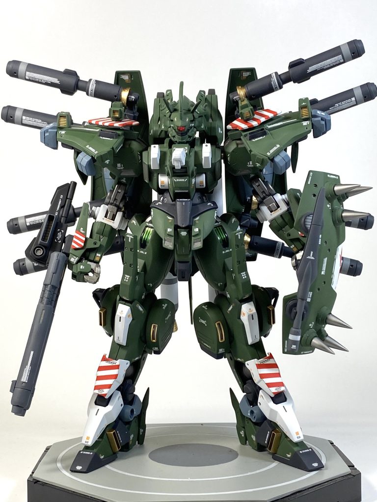 正面から ジェターク社のダリルバルデが傘下の木星事業系ジュピトリス・ワークスによって駆逐型に改装されたMS  追加パーツによりダリルバルデよりかなり大型化している