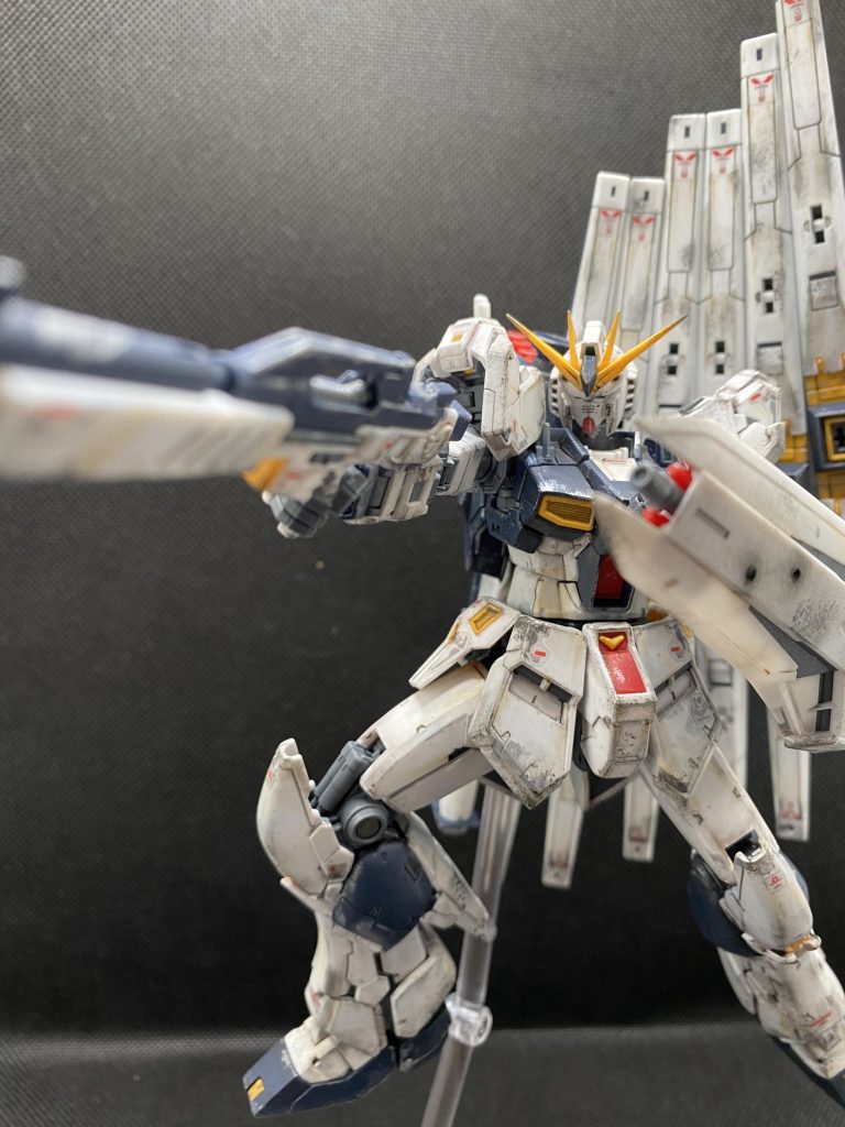 撮り終えてから気付いたのですが、ファンネルを何個か折りたたむのが普通なのに、折り畳むの忘れてました泣今度はHGクスィーかHGペーネロペーかRGクアンタ辺りに挑戦しようかなと思います！売り場に行って良いキットに出会えたらいいなぁ