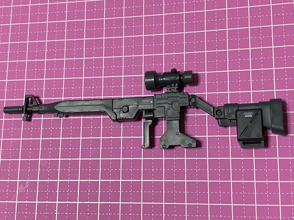 実は同じくウエポンシステム004のロングレンジ・ビームライフルも昔からお気に入りの武器だったので試そうかとも思ったのですが、グリップは削る必要なく持たせられそうでも、腕が思い切り干渉するデザインだったので断念しました💦