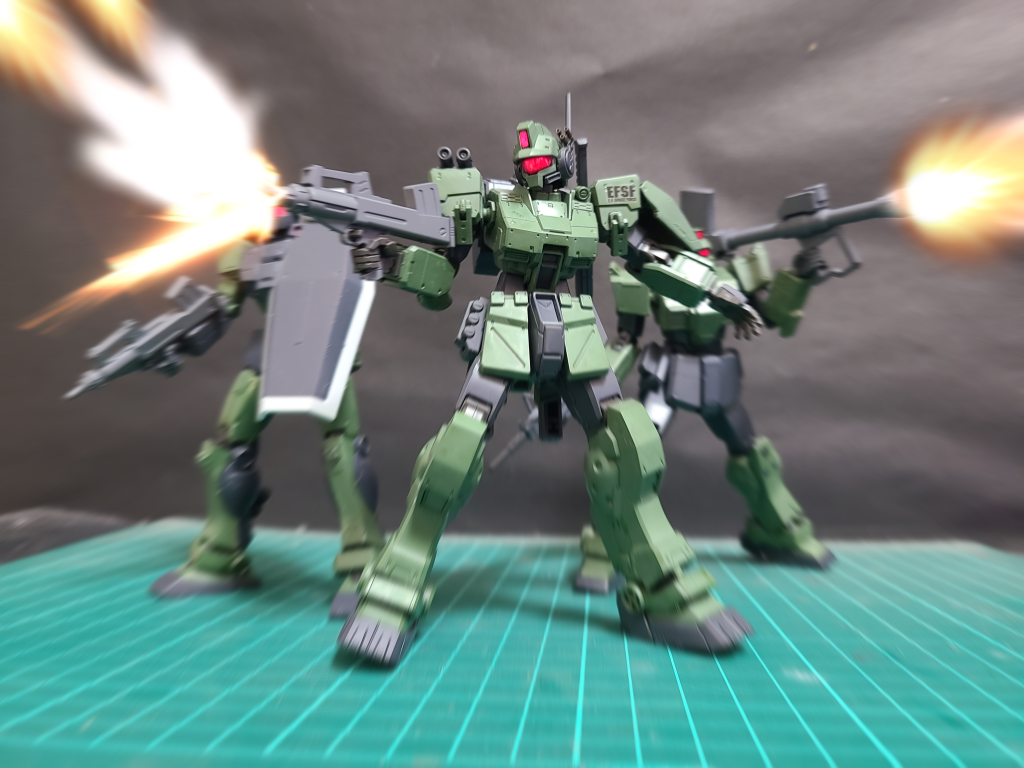 同じ主力機のジム(重装備)と陸戦型ジム
