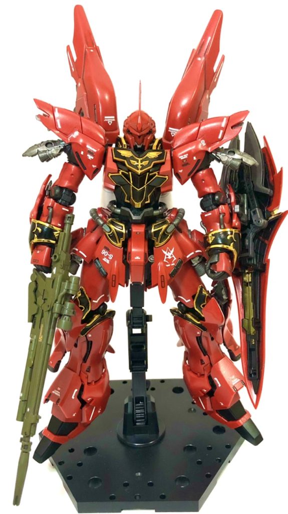 ライフルの持たせ方は「ストレートダウン」。サバゲーのスタートポジションです。取説通りにオリーブでライフルを塗ってたら、何故かスイッチ入ったみたいで🪖笑 黄色スラスターが苦手なので「ブラック」にして薄いシルバーでスミ入れしてます。