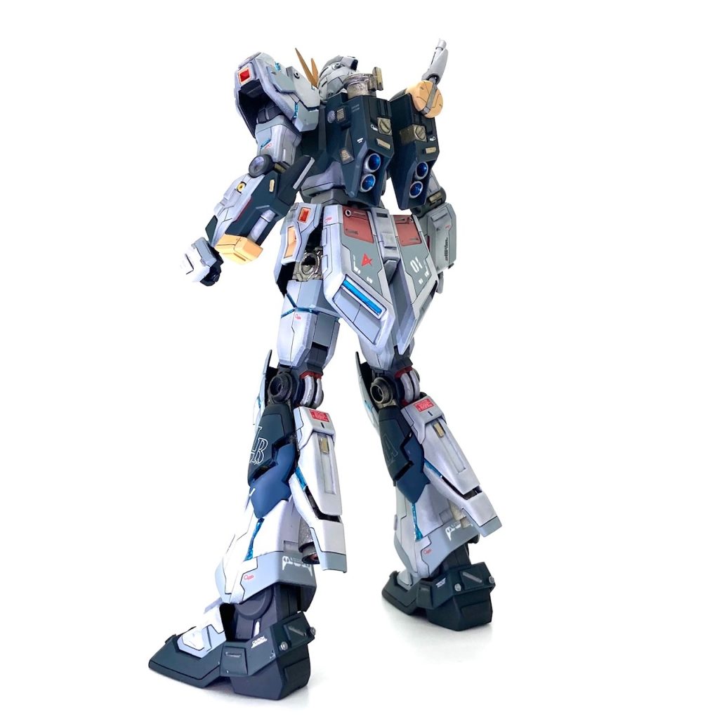 部分的にサイコフレームが漏れてるようにメタリックブルーのキラキラシールを使い、表面をレジン液でコーティングしてます。