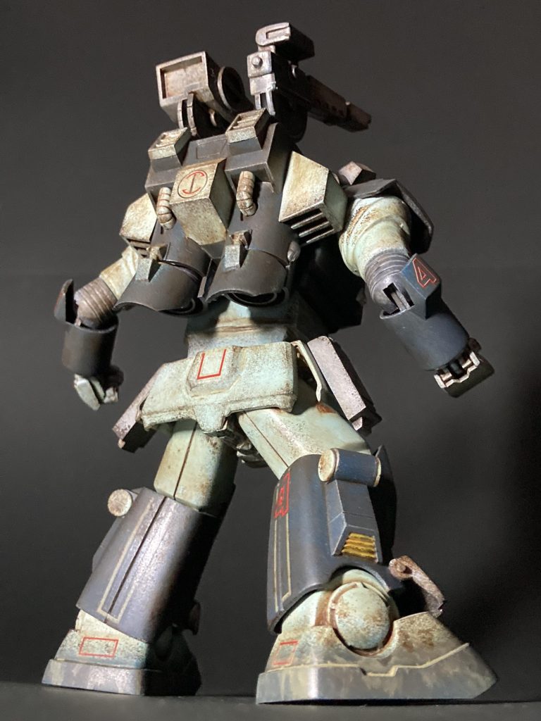 背部②下半身のスカートは前後左右で切り離し、脚のポーズを決めてからランナーを裏打ちして再接着。胴周りが短く感じたのでパテで延長しました。