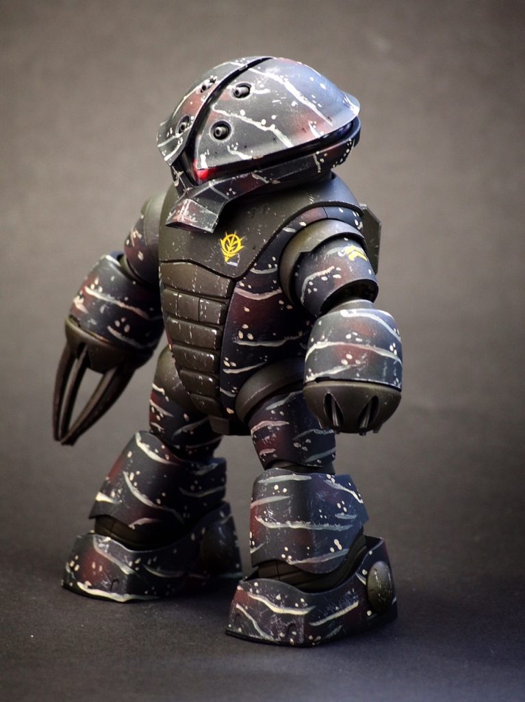 シルバーを塗布後に、ヘアスプレーを吹いて本塗装。一応、ケープ剥がしをしていますが、がっつり剥がれた感じではなく、水中で細かく擦れた感じを出すために、塗面を濡らした後にやすりで軽く叩く感じで剥がしています。