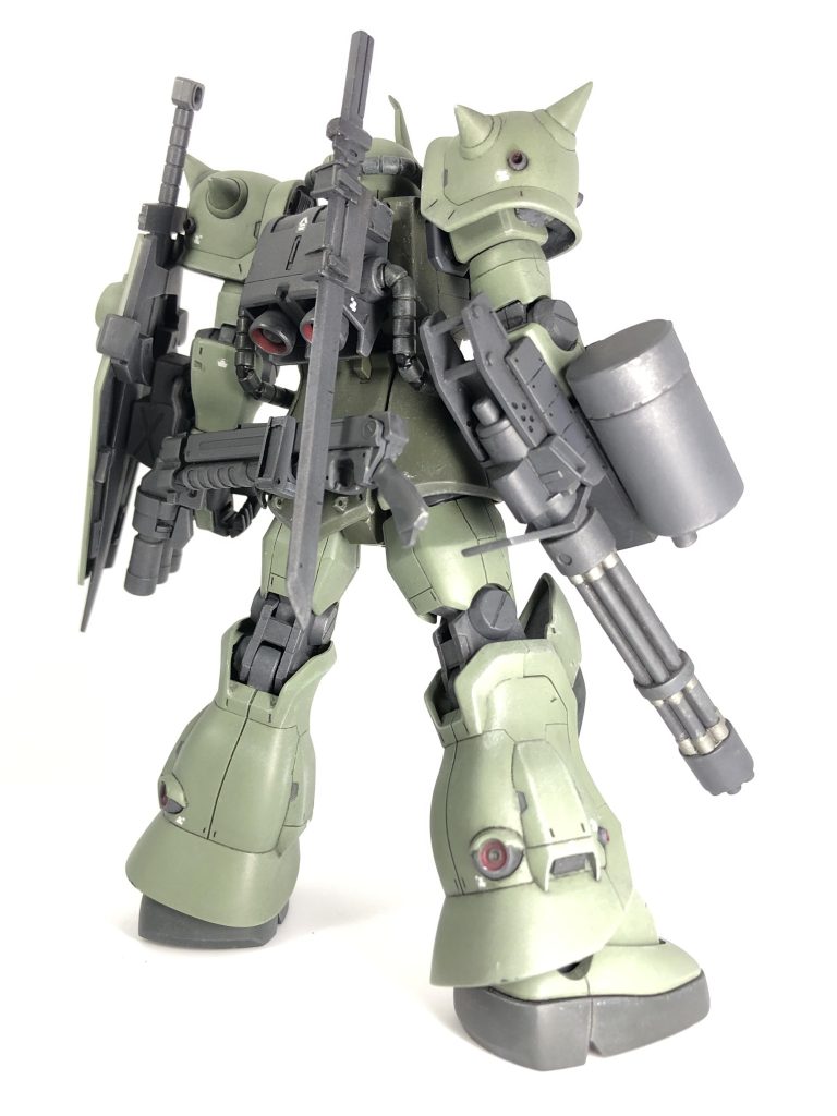 追加武装のヒートマチェット(グフハンターのヒートナイフの代わり)やショットガンをマウントする為、それっぽい感じのマウントラッチを背部に追加してます。