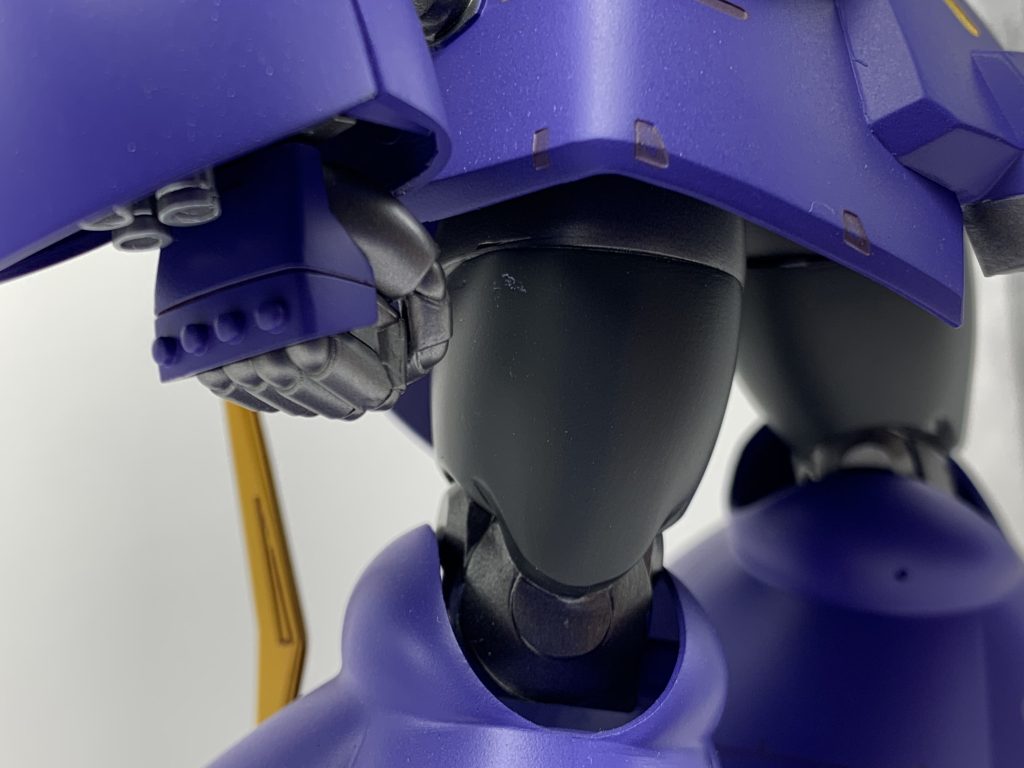 太ももに横ロールを入れて、脚が開くように加工。