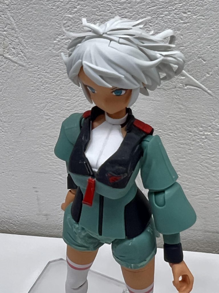 胸部装甲はミオリネさんより大幅に強化されているので、30MSボディーパーツを背中側の制服に貼り付けて、前側の制服パーツを切り分けて、ランナータグプラ板を繋いでボディーパーツを包んでいます。胸元開いた制服を再現出来たと思います。