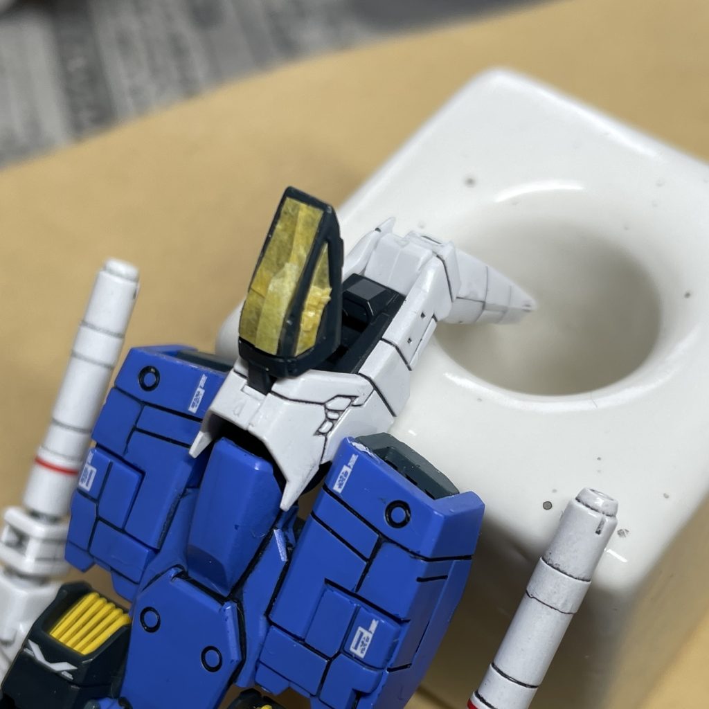 キャノピーのマスキング(外側) 枠の塗装時もマスキングしましたが、マスキングをはがして状態確認、塗れていなかった部分のリタッチ後、ツヤを保つために つや消しコートする前にもマスキングしました。