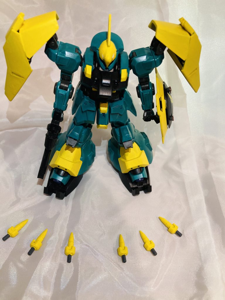 肩部のドローン兵器はそれぞれが独立稼働。