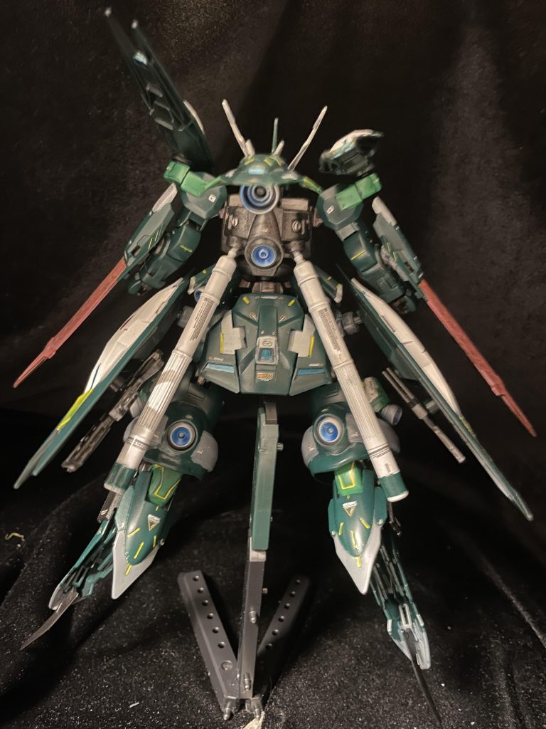 レギンレイズジュリアはスラスター多いので、元のディランザと合わせると推進剤足りんなと思ったので、バンダイのプロペラントタンクを増設しました。