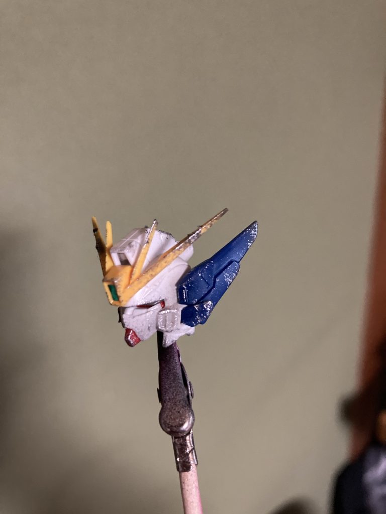 頭部のウェザリングスポンジを使って銀色をのせました。