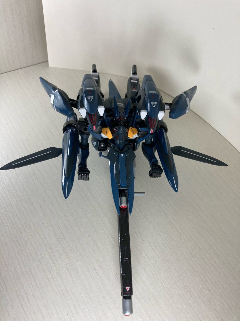 本機最大の特徴であるクルーザー形態への変形機構。前面にライフルと腕部ビームガンの火力を集中。背面にスラスターを集中させ圧倒的な機動力を確保している。
