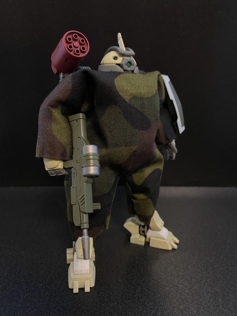 　何だこりゃ〜！、早朝、トマトの水遣りを終え、地球寮のハンガーへ入った私に聞こえてくる声、と言うか叫び声。チュアチュリー･パンランチ、独特の髪型が特徴的な一年生だ。その声の主、彼女の前には専用の、地球寮唯一の(まあ、今はもう一機あるのだけれど)MS、デミトレーナーが屹立している。どうやらそのMSに何か問題でも起きたのだろう。　おはよう、そう声をかけながら視線を上、MSの方へと上げた私の目に入ってきたのは。･･･パジャマ？を、着た(着た？)デミトレーナー。横で喚き声をあげる彼女の様子に、他の地球寮の生徒も集まってくる。に、ニカ姐っ、ニカ姐はどこだ〜。叫ぶ彼女。そんな彼女に対しデミトレーナーの足元から声が上がる。うるさい、ねかせろ〜。そう言って足の陰から、目の下に隈を拵えたニカ･ナナウラが、その手に巨大なハンドミシンを持ち、まるで映画に出てくるゾンビのようなあしどりで･･･。あっ･･･、この間会議で決まったMS用の装備品の試作を頼んでいたっけ･･･。