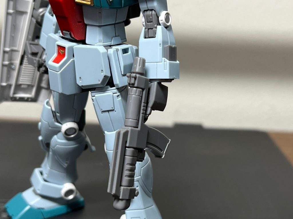 左利き化。左持ち手が付属している数少ないキット。ボクには嬉しい限りです😆ビームライフルはかっこ悪いので作ってません🤔