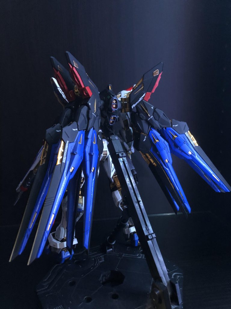 部分塗装はあまりしてません。デカールはめちゃくちゃ貼ってます。ブルー部分は水性ホビーカラーのフリーダムブルー(一部コバルトブルー)を使用しており、半光沢になってます。