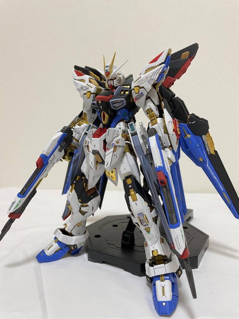 いつもそうですが、部分塗装＋デカール＋トップコート仕上げ。握り手の成型色が気に入らなかったのでイエローゴールド吹きました