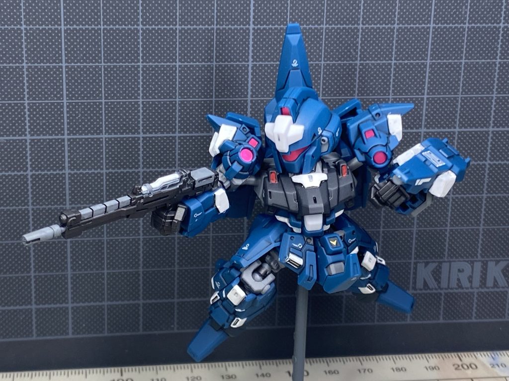 自作スタンドがあると、ポーズ決まって良いですね。ライフルの塗り分けがお気に入り。