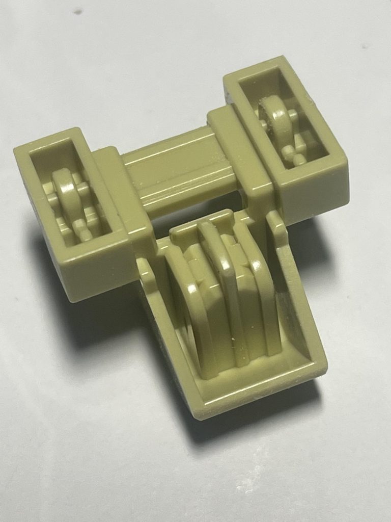 余談ですが足裏のモールド(造型)たぶん踵のタイヤからこちらもタイヤかと思われます。凄い技術ですね、気づいたとしても塗装できる自信ないです。