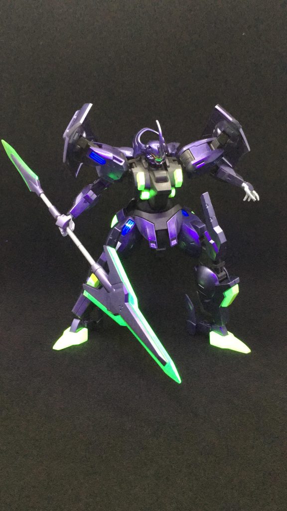 クレオス8番シルバーを下地にして、クリアレッドとクリアブルーを混ぜて紫にしたものを吹き付けました。バイザーのホイルシールがクシャッとなってしまったので塗装で塗り分けしました。