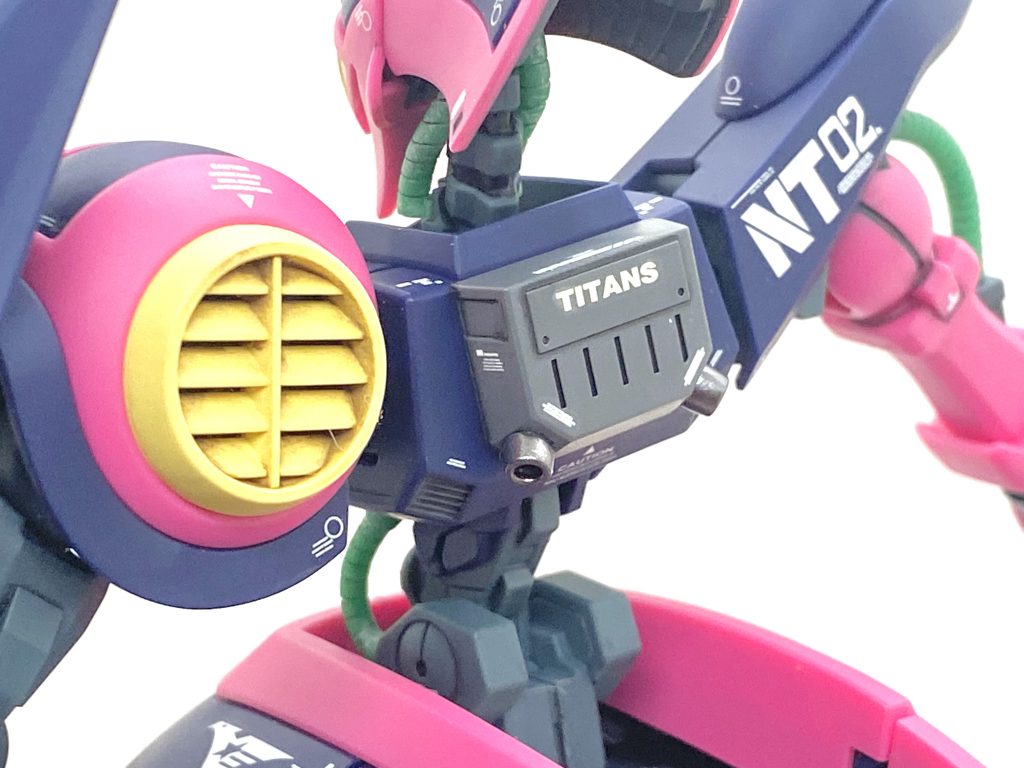 ランドセルは成型色だとブルーなのですがマスキングしてニュートラルグレーで塗りました。