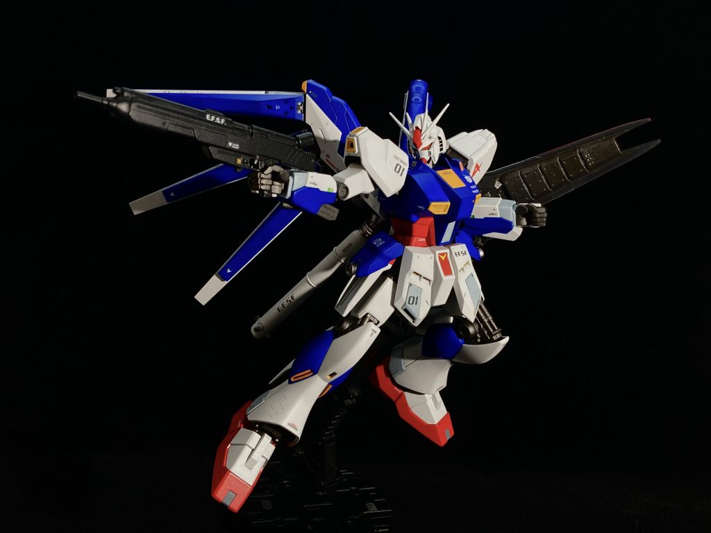 このデザインでこのカラーリング、何だかSEEDっぽいなと思ったので俗に言うSEED撃ちやってみました。でもSEEDシリーズ一回も見たことないんです。本当にごめんなさい。カラーリング変更に際し、初めてサーフェイサー使いました。クレオス水性の白サフとタミヤのピンクサフを使ってます。サーフェイサーって隠蔽力お化けだと勝手に勘違いしてて、パーツが黒だろうが一回吹けば完全に白やピンクに染まるものだという思い込みのおかげで、厚塗り塗料垂れの憂き目にあってヤスってやり直すみたいな無駄な手間も発生しています笑