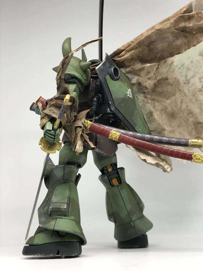 シールドを装備させたせいです…でもマント付けると後ろ姿が映えますなぁ風になびくマントが、さすらい侍みたいではござらんか…おろ〜😧前回のジムのコメントで相互フォロアーさんからさすらい風とコメントを頂いたので、それをヒントに刀を持たせました…(笑)