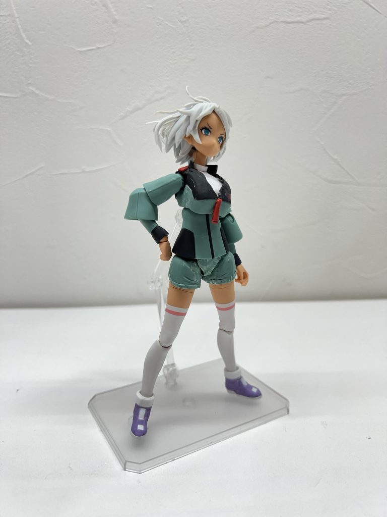 今回は胸元インナーをプラ板で作った以外は、制服もシューズも髪の毛も全て、ランナータグやランナーを加工した物を接着して改造しました。その為、靴とソックスは塗装しましたが、それ以外は成形色で艶消しトップコートを塗っただけで仕上げました。