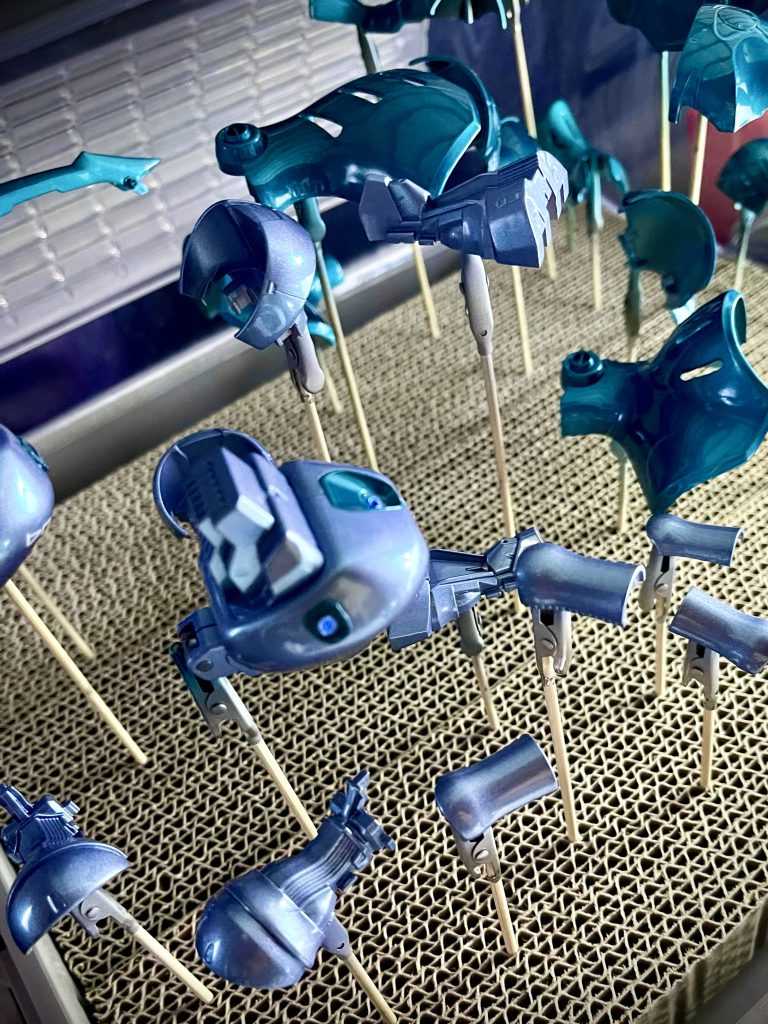 クリアカラー塗装後のパーツ達。というわけでキュベレイ・アンベリール／ヴェール・マランでした。大きさの割にサクサク組める良いキットなのですが、いかんせんマニピュレーターのポロリがなんとも。軸を太らせるか、バニッシュかますか、考え中w最後までご覧下さり感謝です！イサカ☆カズマ　༺Ithaca༼༒༽Chazma༻