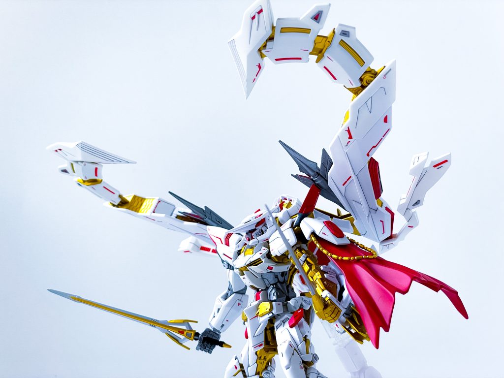 RG天ハナのみで約4ヶ月の制作期間をかけました。グロス調の素材を針の細さで掘り込んでいったため1日で3パーツしか進まない日などもありました!白に刺し色で入れている赤は白も赤も塗膜が一層になるように2回に分けてマスキングしています。1パーツ構成の双剣マガノシラホコも6度塗り分けて仕上げました😭