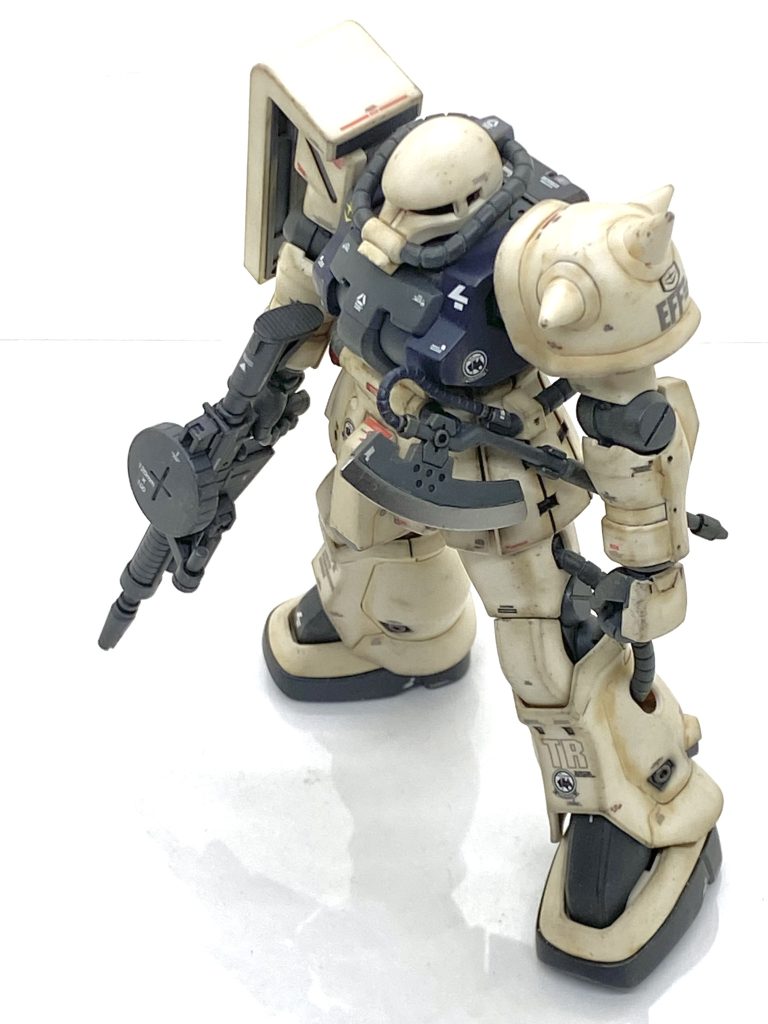 メタリック塗装以外の部分は(クレオス)Mr.カラーGXスーパースムースクリアーを吹き付けて、その後にらいだ~Joe様のお気軽汚しを参考に(クレオス)水性ホビーカラー焼鉄色をスポンジを使ってチッピング、(クレオス)ガンダムマーカー リアルタッチマーカーブラウン1でへこみ部分に塗って神ペンでぼかし、(タミヤ)ウェザリングマスターでオイルをエッジ部分に付け、最後は荒野での模擬戦のイメージがあるのでサンドを少しですが全体的に付けています。