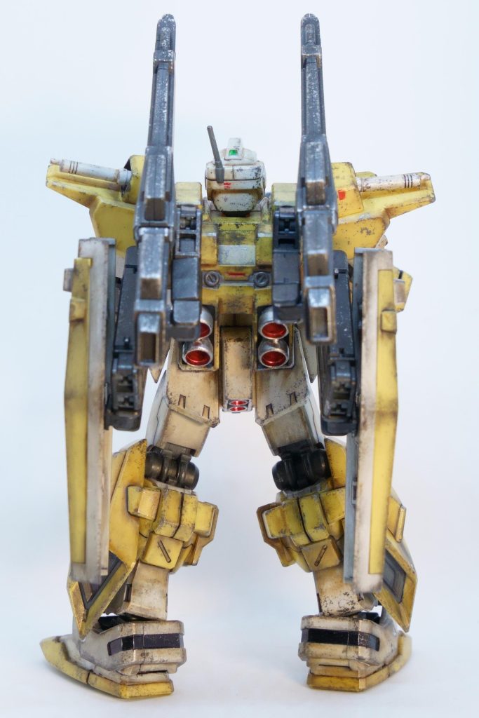 合わせ目を消してないので、大型ライフルやアンクルガートにガッツリ。バーニアを内も外も 4 artist marker のシルバーで塗ったあと、乾いたら内側だけリアルタッチマーカーのレッドで重ね塗り。撮り忘れたけど、足裏のバーニアも同じ様に(ヴァッフと同じ)。この組み合わせは、リアルタッチマーカーでメタリックカラーの色分けができるので汎用性が高い。