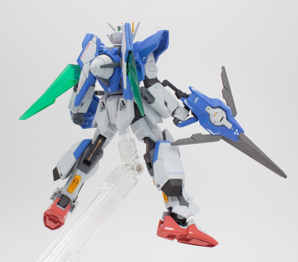 素体にはストライクガンダムを使用。肩、背中、シールド、GNドライブをエクシアから持ってきており、羽はトライエイジガンダムのものを使用しています。武器は00のライフルにリバーシブルガンダムのシールドを取り付けています。