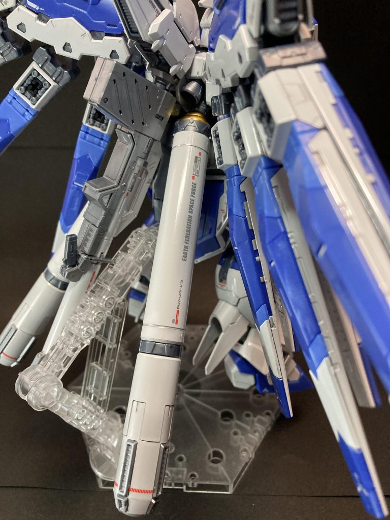 プロペラントタンク、根元のハメ合いがキツい状態でまわしたら白化してました…油断すると折れるかもですね。やっぱり塗装しないとモチベが保てなくて時間かかってしまいました。デカールとトップコートで仕上げです。最後までご覧いただきありがとうございました！